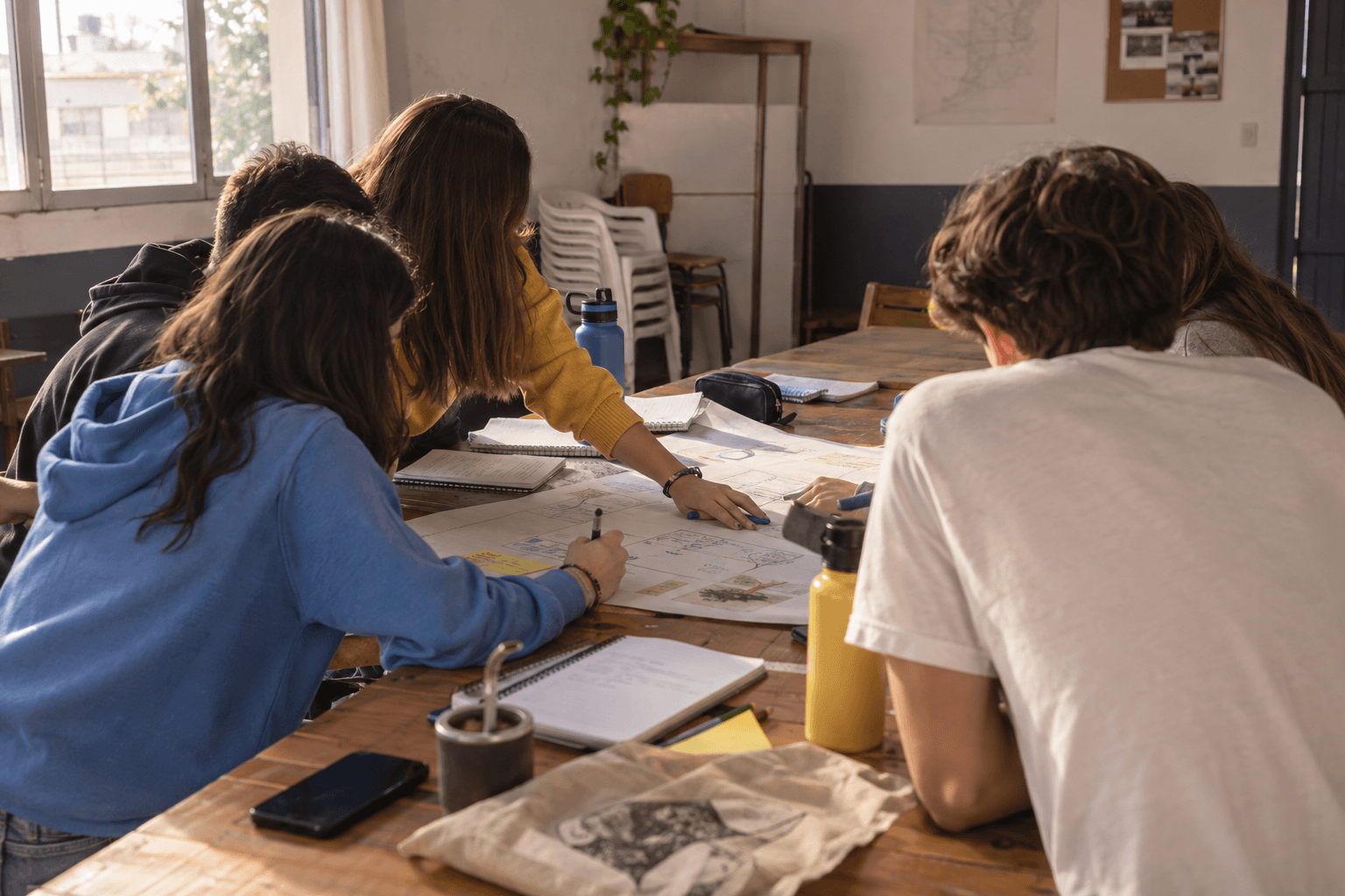 Jóvenes planificando una actividad del club